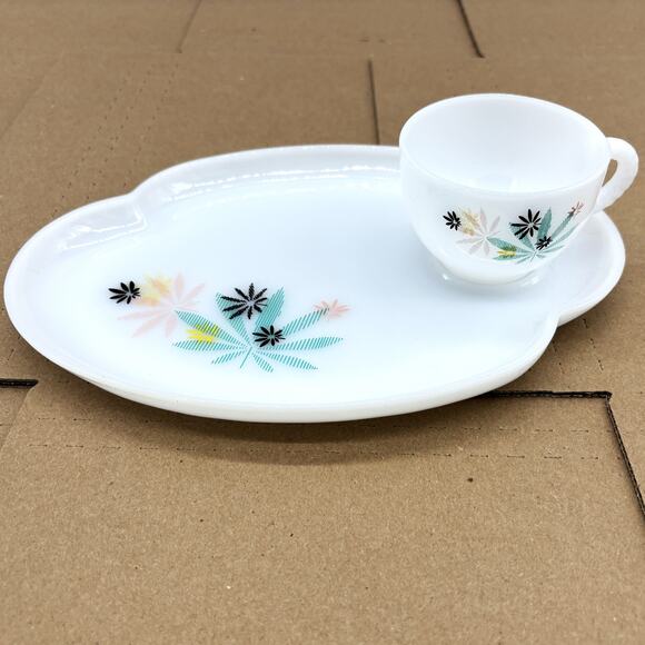 Vtg Federal Milk Glass Atomic Flower Patio Snack Set Plates Tea Cups 8pc MCM 50s - Picture 2 of 13